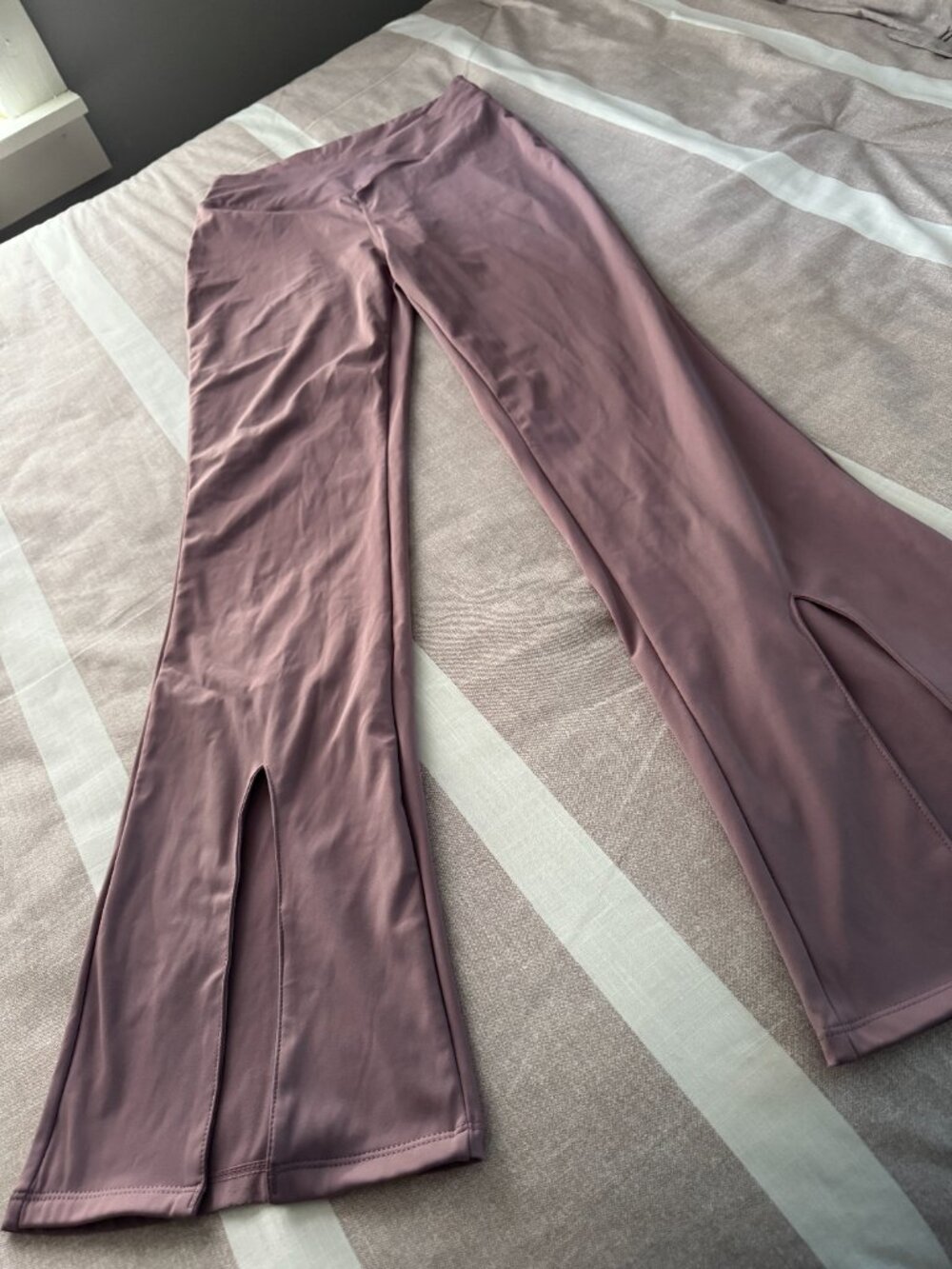 EUC Mauve Flare Lycra Leggings with Front Slit Hem - Picture 2 of 5